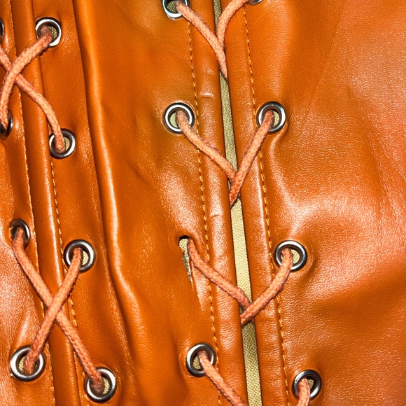 Cape Clique Corset - Picture 7 of 9